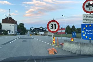 Jedete do Rakouska? Dejte pozor na barvu vesty, sjíždění z dálnice i Waze. Hrozí vysoké pokuty!