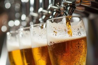Které pivo leje nejvíc peněz do reklamy? Pilsner Urquell není překvapivě na prvním místě