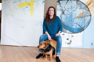Obrazy vyšívané máminými vlasy před smrtí; Lenka Kamínková maluje tiché příběhy | archSPACE