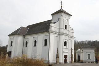 Když turisté vyjdou z proslulého šikmého kostela, uvidí továrnu, zlobí se lidé na Karvinsku - Novinky
