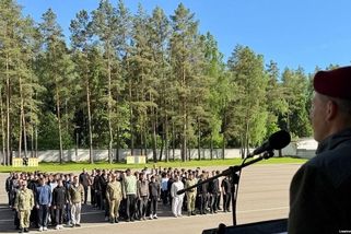 Běloruští žáci se od září budou povinně učit obsluhovat drony - Novinky