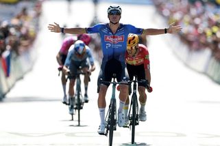 Drama na Tour. Únik uhájil těsný náskok před pelotonem, slaví hvězdný Van der Poel - Sport.cz