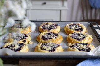 Míša Landová prozradila recept na dokonalé borůvkové koláče: Vláčné těsto, tvaroh a vrstva drobenky | Toprecepty