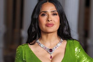 Ani v šedesáti ji nešetřili: Salma Hayek skončila v dortu. Před lety ji do něj pomohla Angelina Jolie