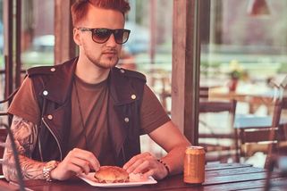 Jiří (42): Jídlo přinesli, ale příbor nikde. Co následovalo, nečekal ani personál - Médium.cz