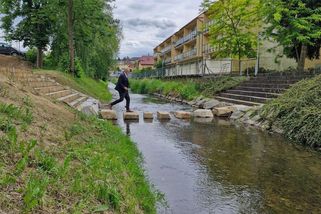 Brod, přechod nebo sucháč. Pelhřimovská radnice vyzvala lidi, aby si pojmenovali zkratku přes řeku - Novinky