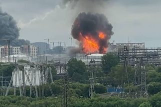 VIDEO: Po ukrajinském úderu odlétla z rafinérie střecha, ukazují záběry. Moskvu halí obří mrak dýmu