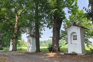 Křížová cesta ve Slivici na Příbramsku patří k nejvýraznějším duchovním památkám v okolí - Médium.cz
