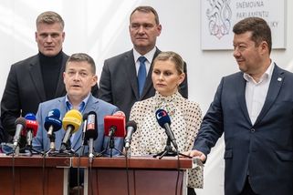 Nacher, Okamura i Turek navrhli, jak odebrat ČT a rozhlasu stamiliony ročně