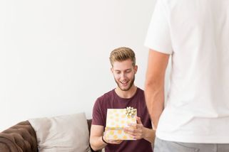 Místo dárku obyčejná obálka. Po otevření jsem se místo jásotu hned urazil - Médium.cz