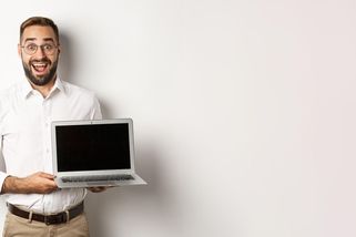 V obchodě se mi smáli, že na drahý notebook nebudu mít peníze. U pokladny jim spadla brada - Médium.cz