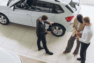 Vnukovi jsem koupila auto, aby mohl jezdit do nové práce. V servisu pochopil, proč nebude majitel - Médium.cz