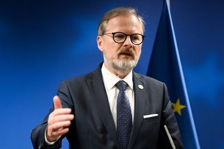 Úplně jiný Petr Fiala. Dříve tichý akademik vytáhl do boje s drsným virálním humorem