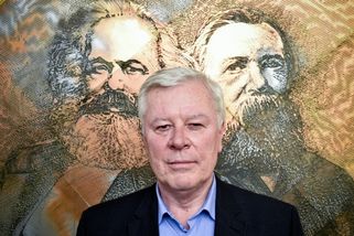 Typická rudá drzost. Soudruh Skála s nadšením víta...