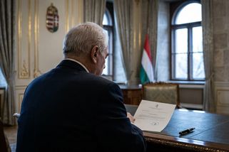 Konec Orbánovy loutky? Maďarský parlament odhlasoval odvolání prezidenta