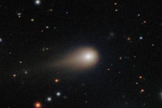 Mezihvězdný objekt 3I/ATLAS znovu překvapil. Zrychlil a začal zářit modře