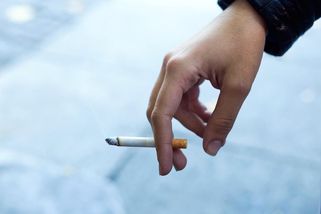Prokouří 20 tisíc měsíčně. Po mně chce, abych i s dvěma dětmi vyžila s polovinou - Médium.cz
