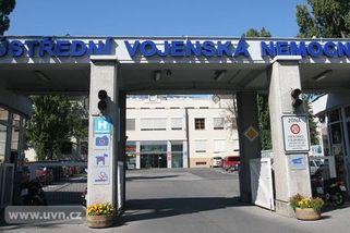 Skandál v ÚVN: Policie obvinila 10 lidí z falšování lékařských posudků, dalšího zadržela v noci