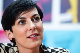 Opozice podala návrh na odvolání Markéty Pekarové Adamové. Ta se ve funkci necítí ohrožená, zastání u veřejnosti ale nemá - Přehledně 24