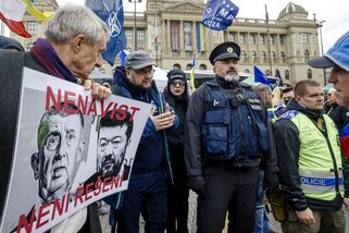 Zabít prezidenta, znásilnit poslankyni, psali facebookoví hejtři. Policie už je hledá
