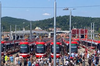 Brno má nový rekord. Dvoukilometrový konvoj čtyřiceti tramvají 45T sledovaly ve městě stovky lidí
