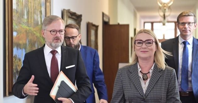 VIDEO: Vláda chce silnější vojenské pravomoci. Opozice změnu Ústavy odmítá, co na to zájemci o Hrad?