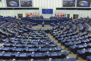 Skandál v europarlamentu se vyostřuje. Vyšetřují se už desítky poslanců