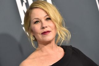 Děsivá diagnóza jménem roztroušená skleróza: Christina Applegate přerušila natáčení, Selma Blair tančí, zpěvačka Tina odmítla léčbu - Expres FM