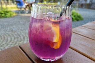 V kavárnách frčí blue ice tea: Zářivě modrý nápoj stojí asi 100 Kč a po přidání citronu mění barvu, doma vyjde na 4 Kč