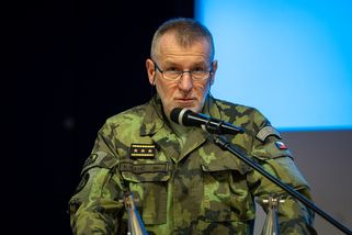 Ministr obrany Zůna blokuje cestu šéfa armády do K...