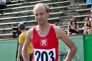 Film Zátopek je plný chyb. Neužil kvůli roli změnil tělo a Dana Zátopková se premiéry nedožila - Médium.cz