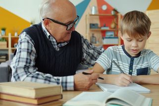 Za dvě vychované děti přidá stát k důchodu tisíc korun měsíčně – nárok mají i otcové a prarodiče.