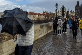 Žene se silný vítr a déšť, může lámat větve. MAPA ukazuje, kde živly udeří nejvíc
