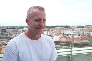 Orlický vrah nebo Palach shodil vlasy, nasadil náušnici a ukázal v tílku vymakané tělo