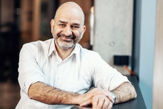 Měl vysokou mzdu a jistou kariéru. Přesto odešel z banky pomáhat s dluhy - Seznam Zprávy