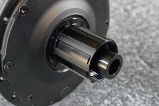 Bosch ukázal motor tak malý, že se vejde do kapsy: Jen sednout a jet. Auto je ve městě zase o kus zbytečnější