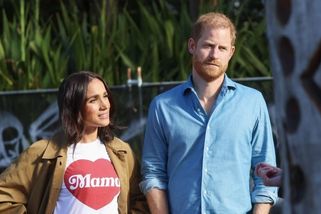 Škola v utajení a varovný dopis pro rodiče z okolí. Harry a Meghan se usazují v Británii