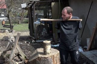 Po úrazu v dětství přišel o obě ruce, dnes seká dříví a chodí na ryby - Novinky