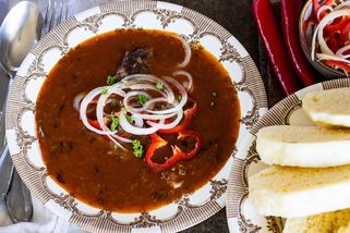 Guláš podle Ondřeje Slaniny má jednu zajímavou ingredienci. Uhodnete jakou? | Apetit