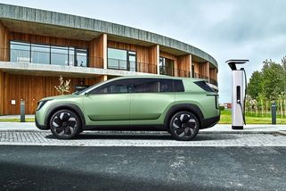 Těsně po roce 2030 převládnou v českých prodejích aut elektromobily, tvrdí šéf Škody - Novinky