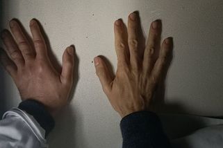Přilepenému aktivistovi v muzeu aut otekla ruka. Musel do nemocnice - Novinky