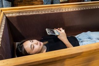 Zkouška rakví, detektory smrti. Osamělost mění byznys s umíráním - Seznam Zprávy