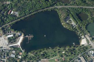 Maledivy u Chomutova. Jezero láká na ohromné plovoucí molo a složení Mrtvého moře