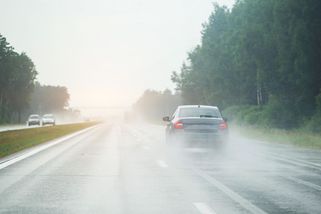 Jeden z nejnebezpečnějších řidičských zlozvyků vůbec: Hlavně v hustém dešti si pak koledujete o pořádný malér! - Garáž.cz