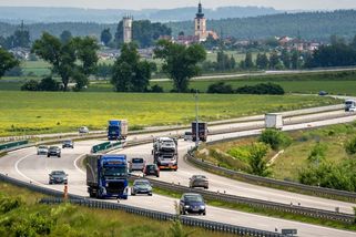 Slibovaných 150 km/h na dálnici nepřišlo, termín se posouvá - Novinky