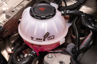 Chladicí kapaliny: Jaké vybrat, jak často se mění a na co si dát pozor - Garáž.cz