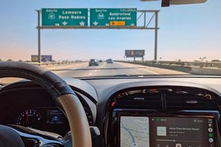 Kdo si před cestou na dovolenou nenastaví Android Auto, přichází o pohodlnější způsob navigace
