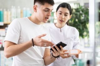 Šokovaní zákazníci platí za stejné zboží v prodejnách víc než na e-shopu. Je to vůbec povolené?