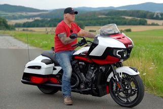 Sršeň ani nenasedl a už byl vytočený. Jízdně ale téhle mašině neměl co vytknout | I like bike