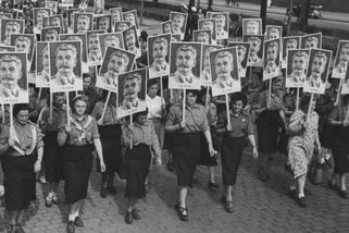 Stalin umíral hodiny bez pomoci, ochranka se k němu bála vstoupit. Do ložnice poslali kuchařku - Médium.cz